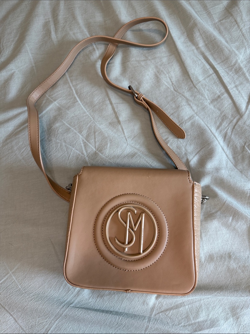 Steve Madden Beige Tan Crossbody Bag with Logo Medallion